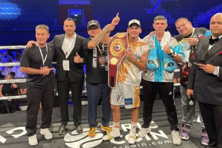 Brian Arregui junto al Chino Maidana y el resto de su equipo