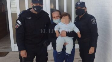 El Subinspector Daniel Viale y la Oficial Belén Cardozo posan junto a la madre agradecida y su bebé ya recuperado.   El Litoral