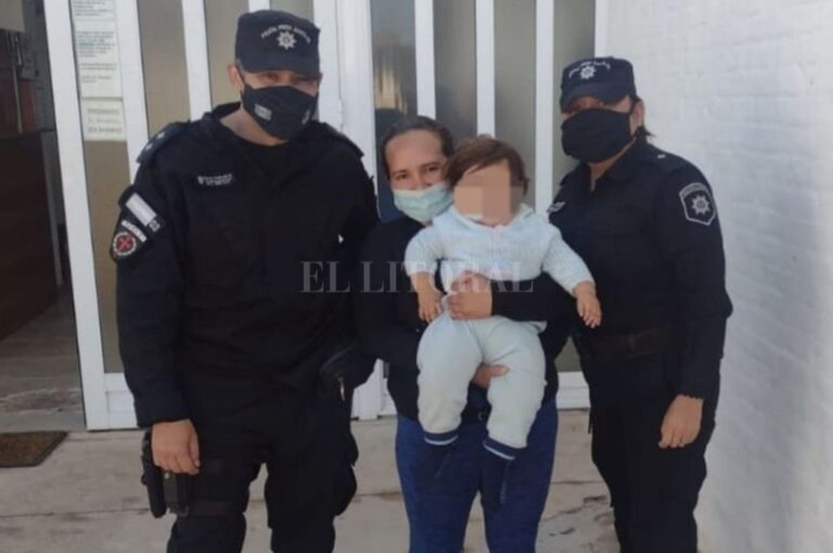 El Subinspector Daniel Viale y la Oficial Belén Cardozo posan junto a la madre agradecida y su bebé ya recuperado.   El Litoral