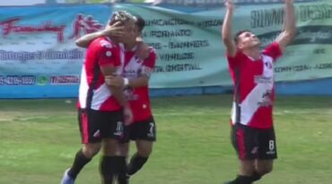 Fausto Montero festeja su gol señalando al cielo