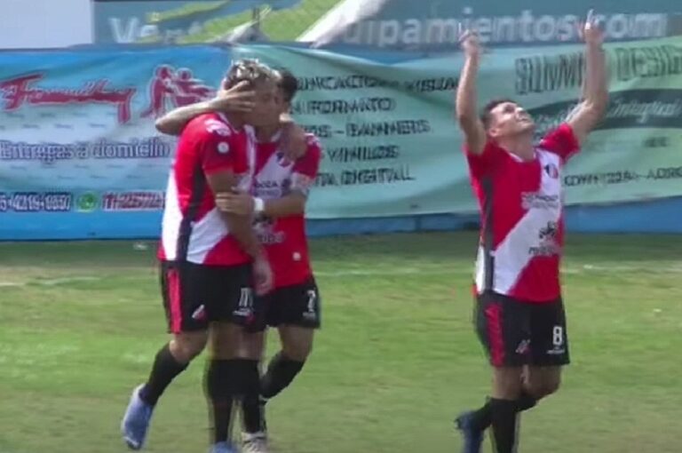 Fausto Montero festeja su gol señalando al cielo