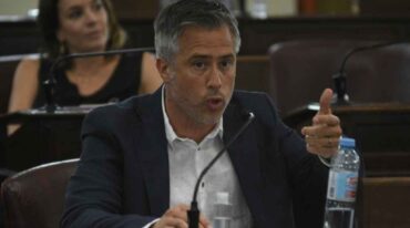 Busatto con Agustín Rossi en la primera fila del acto del último sábado en Rosario donde se analizó la necesidad de fortalecer la unidad del Frente de Todos.   Gentileza