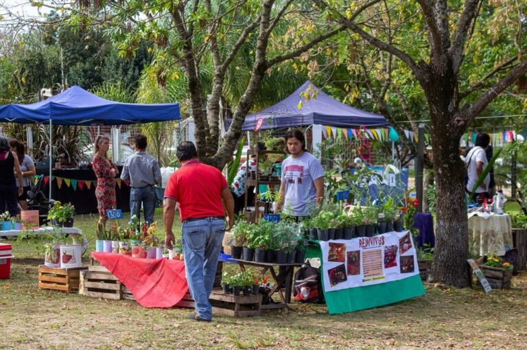 Participaron viveros de plantas ornamentales y de árboles nativos