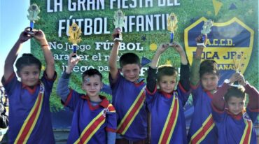 Trofeo en alto para la categoría 2014 de Escuela de Fútbol Infantil Las Aguilas. Marcelo Tortul