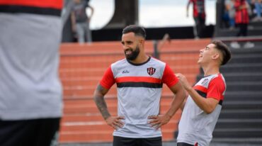 Jonathan Herrera recibe el apoyo de Facundo Sava e intentará cambiar su imagen desde el arranque ante Racing.  Prensa Patronato