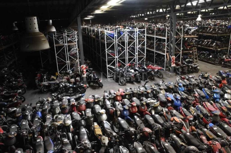 Corralón. Acá van a parar las miles de motos retenidas en la ciudad. Casi el 40 por ciento termina compactado. Flavio Raina.