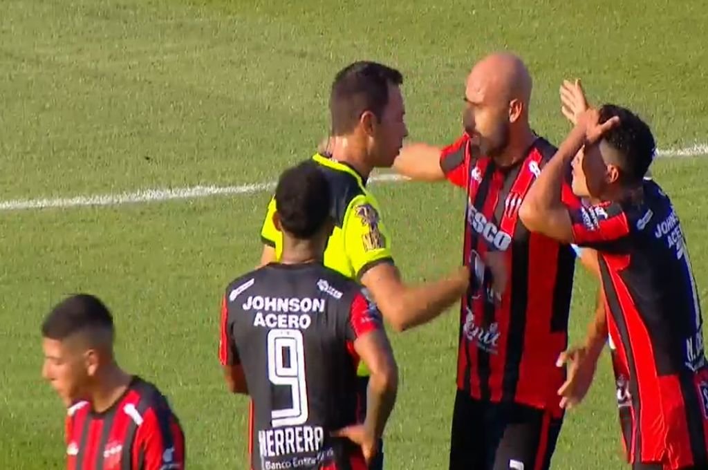 Facundo Tello sancionó un penal inexistente a favor de Racing ¿No revisó la jugada por fallos en la conexión con el VAR?