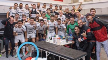 La planta con ruda presente en los festejos de Patronato post-triunfo ante San Lorenzo