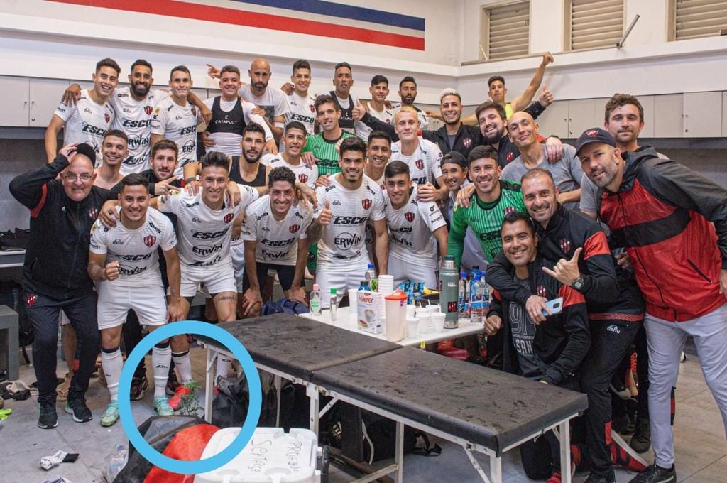 La planta con ruda presente en los festejos de Patronato post-triunfo ante San Lorenzo