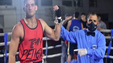 Franco Catena con el brazo en alto tras su victoria.