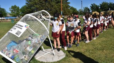 Los niños y niñas se preparan para el concurso de botellas de amor. Municipalidad de General Ramírez