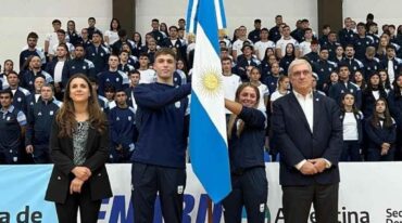 La secretaria de Deportes Inés Arrondo y el Presidente del Comité Olímpico Argentino Mario Moccia junto a los abanderados: Nicolás Chiaraviglio (Sunchales) y la tenista cordobesa Luciana Moyano en la oficialización de la delegación argentina.   Gentileza