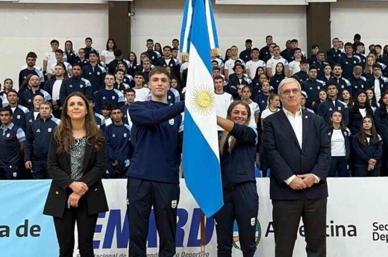 La secretaria de Deportes Inés Arrondo y el Presidente del Comité Olímpico Argentino Mario Moccia junto a los abanderados: Nicolás Chiaraviglio (Sunchales) y la tenista cordobesa Luciana Moyano en la oficialización de la delegación argentina.   Gentileza