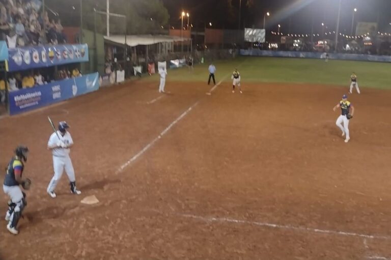 El seleccionado local marcó la diferencia en el quinto inning. Víctor Ludi