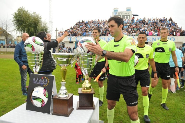 El clásico de San Carlos volvió a jugarse luego de 50 años. Fue por la Copa Santa Fe. Archivo