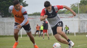 Facundo Cobos podría reaparecer en la última línea de Patronato ante Gimnasia