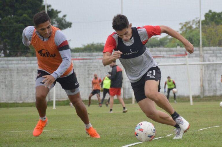 Facundo Cobos podría reaparecer en la última línea de Patronato ante Gimnasia
