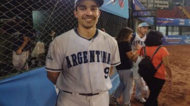 Teo Migliavacca destrabó el encuentro en el quinto inning. Víctor Ludi