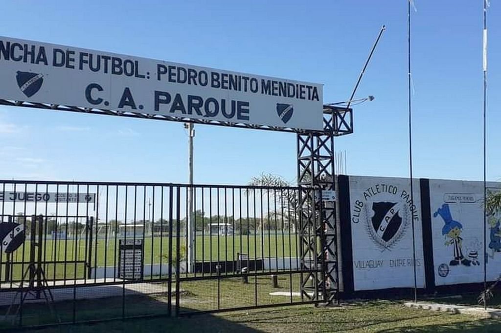 El club Parque muestra orgulloso su cancha de fútbol