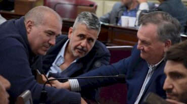 Una de tantas reuniones entre diputados y senadores del radicalismo en un largo cuarto intermedio. Los de Julián Galdeano (Juntos por el Cambio) votaron de manera diferente que los que encabezan Maximiliano Pullaro y Felipe Michlig (Evolución).  Gentileza