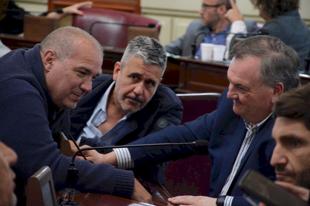 Una de tantas reuniones entre diputados y senadores del radicalismo en un largo cuarto intermedio. Los de Julián Galdeano (Juntos por el Cambio) votaron de manera diferente que los que encabezan Maximiliano Pullaro y Felipe Michlig (Evolución).  Gentileza