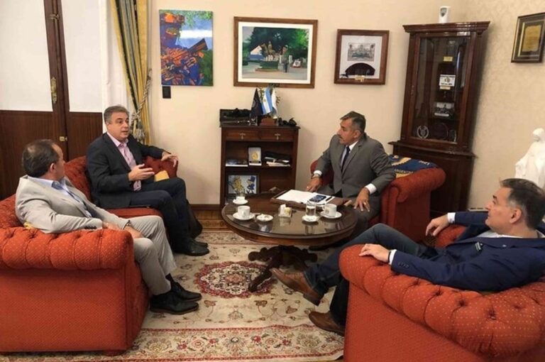 El encuentro se produjo en la sede de la fuerza de seguridad nacional en donde el titular del Ejecutivo local