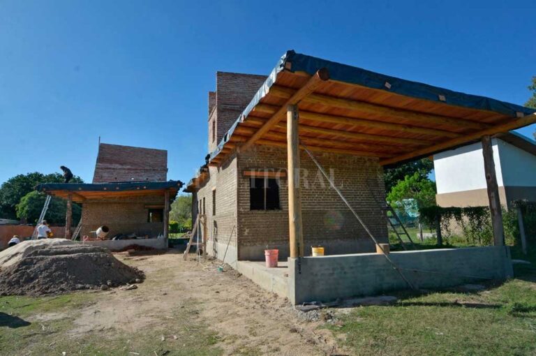 Las dos casas "mellizas" hechas con ladrillos de adobe. Pablo Aguirre