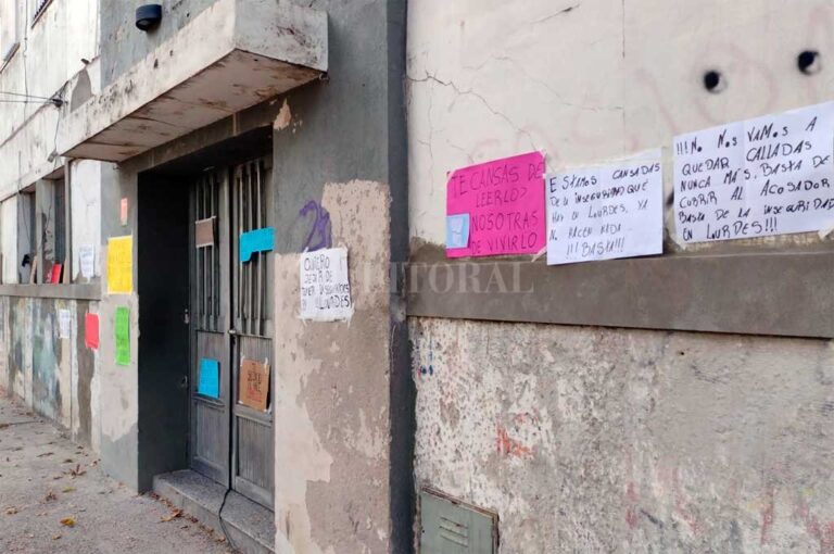 Las paredes del colegio aparecieron con carteles alusivos a los presuntos acosos investigados. Gentileza