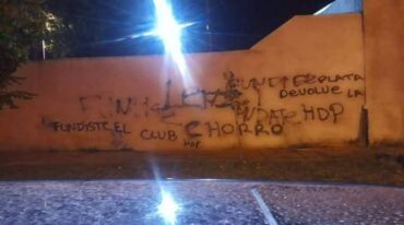 Pintadas pidiendo renuncias en las adyacencias al estadio.