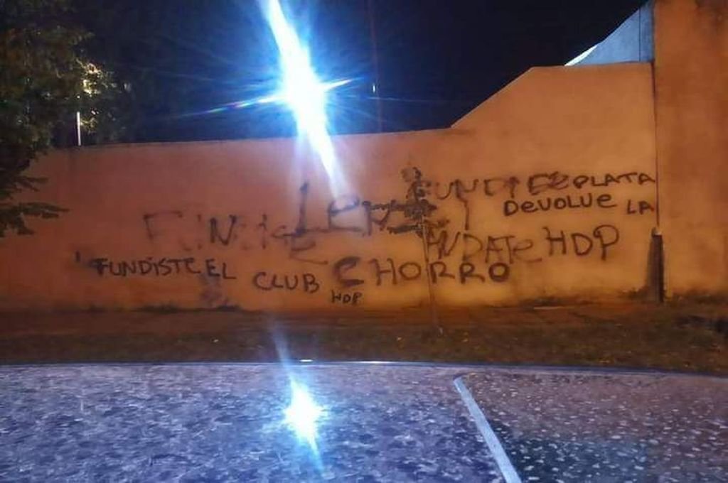 Pintadas pidiendo renuncias en las adyacencias al estadio.