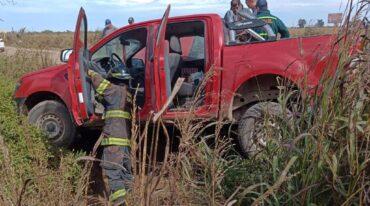 El conductor de una camioneta Ford Ranger quedó atrapado dentro del habitáculo