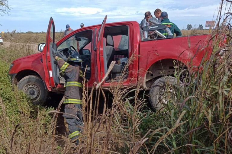 El conductor de una camioneta Ford Ranger quedó atrapado dentro del habitáculo