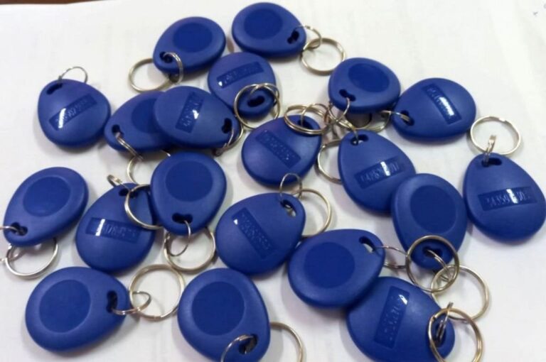 El sistema funciona con el uso por proximidad y tiene como finalidad optimizar la tarea de los preceptores de la escuela.