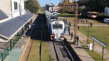 La locomotora arrancó desde Cañada hacia Rosario alrededor de las 10. Mirador Provincial.