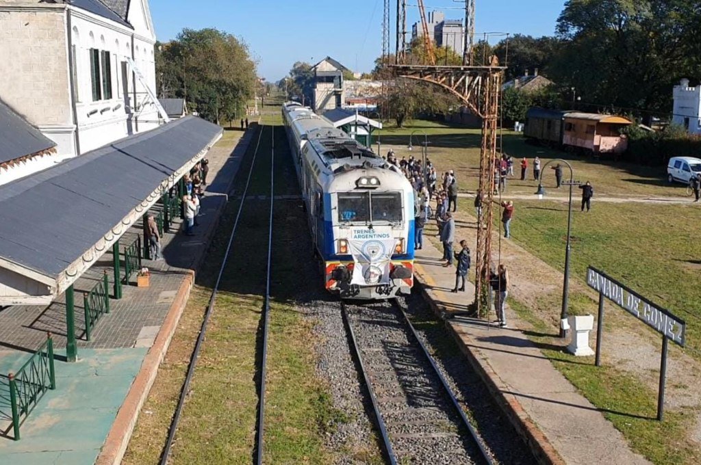 La locomotora arrancó desde Cañada hacia Rosario alrededor de las 10. Mirador Provincial.