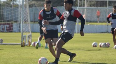 Juan Barinaga probó dentro del once que imagina Sava para visitar Florencio Varela.