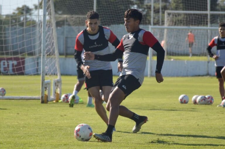 Juan Barinaga probó dentro del once que imagina Sava para visitar Florencio Varela.