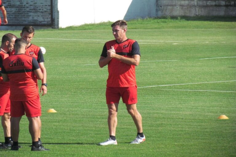 Facundo Sava metió mano en el equipo