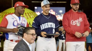 Tommy Velázquez (de traje) aseguró que 'no cabe duda alguna de que Paraná es la capital del softbol americano'. Prensa Panamericano