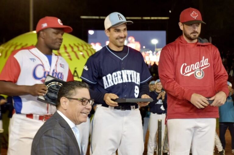 Tommy Velázquez (de traje) aseguró que 'no cabe duda alguna de que Paraná es la capital del softbol americano'. Prensa Panamericano