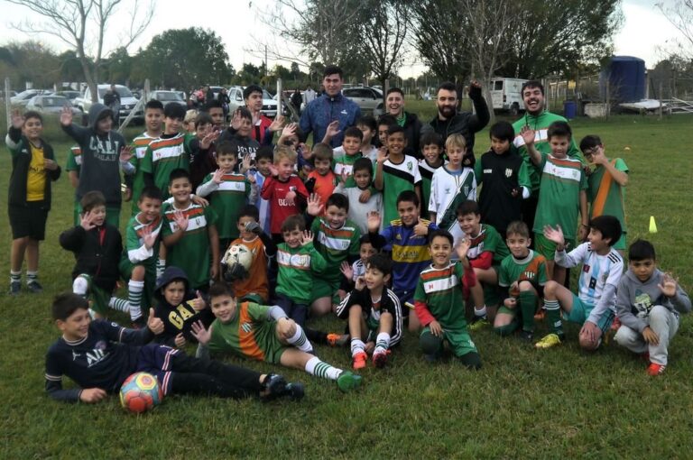 Los chicos y profes y la alegría de una nueva etapa como Club y en la Liga Paranaense.
