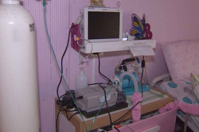 Para una persona electrodependiente la provisión del sistema de energía es vital para mantenerse con vida. De allí la necesidad de ajustar detalles de la prestación.   El Litoral