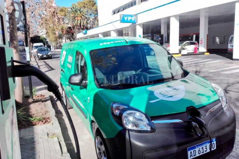 La EPE tiene cuatro autos 100% eléctricos y desde 2019 habilitó estaciones de carga en sus sedes de Rosario y la capital provincial