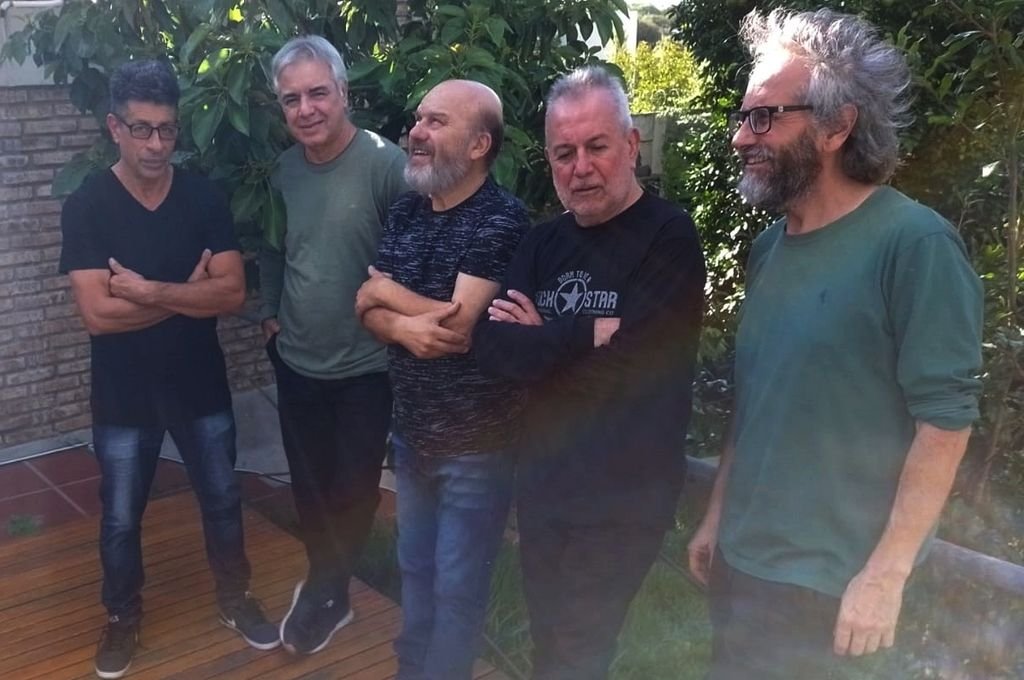 Magma está formado por Alberto Felici (voz); Alfredo Ibarrola (teclados); Nardo González (guitarras); Pancho Torres Crespo (bajo) y Moli Verón (batería).