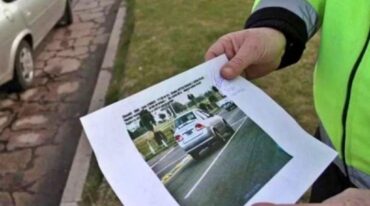 Los agentes de tránsito que salen en moto pueden llevar una cámara estilo GoPro o la del celular