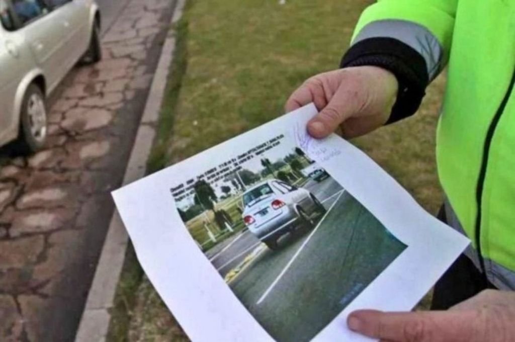 Los agentes de tránsito que salen en moto pueden llevar una cámara estilo GoPro o la del celular