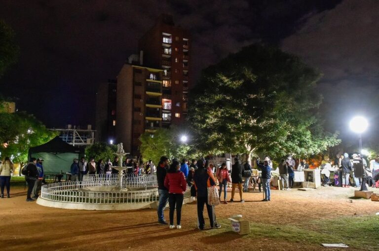 En la plaza Alberdi