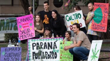 Uno de los objetivos de la concentración en plaza Carbó fue profundizar el debate sobre la situación legal de usuarios y cultivadores.