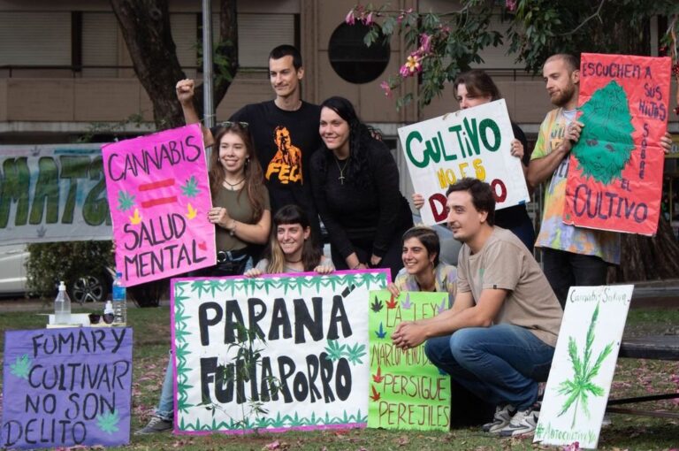 Uno de los objetivos de la concentración en plaza Carbó fue profundizar el debate sobre la situación legal de usuarios y cultivadores.