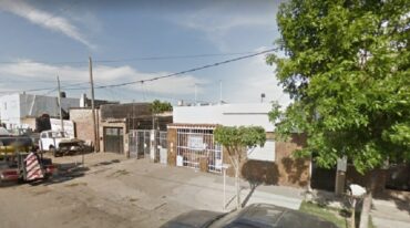 El martes varios llamados al 911 denunciaron que del interior de una vivienda de pasillo ubicada sobre Lavalle al 3.600 emanaba olor nauseabundo. Google Street View.